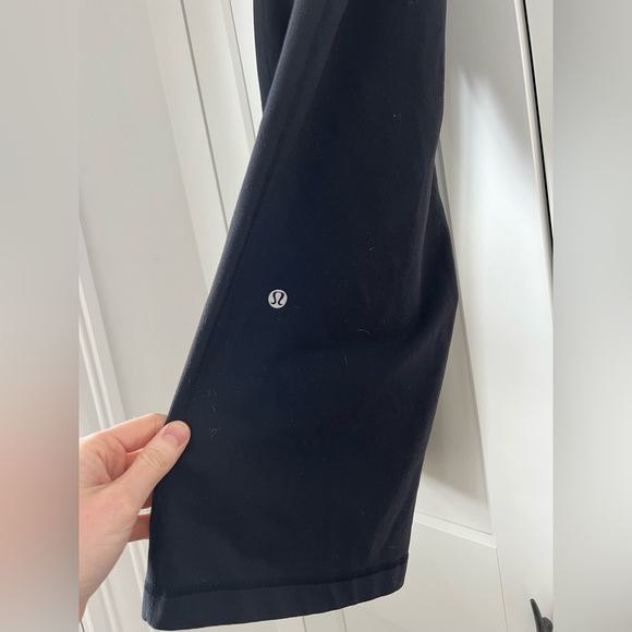 Lululemon relaxed fit crop size 6 black - Picture 2 of 3
